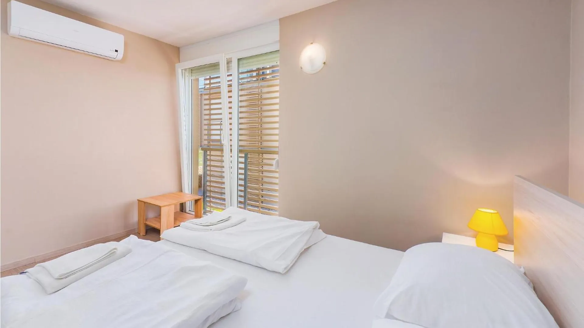 Nice Apartment In Povljana With Kitchen